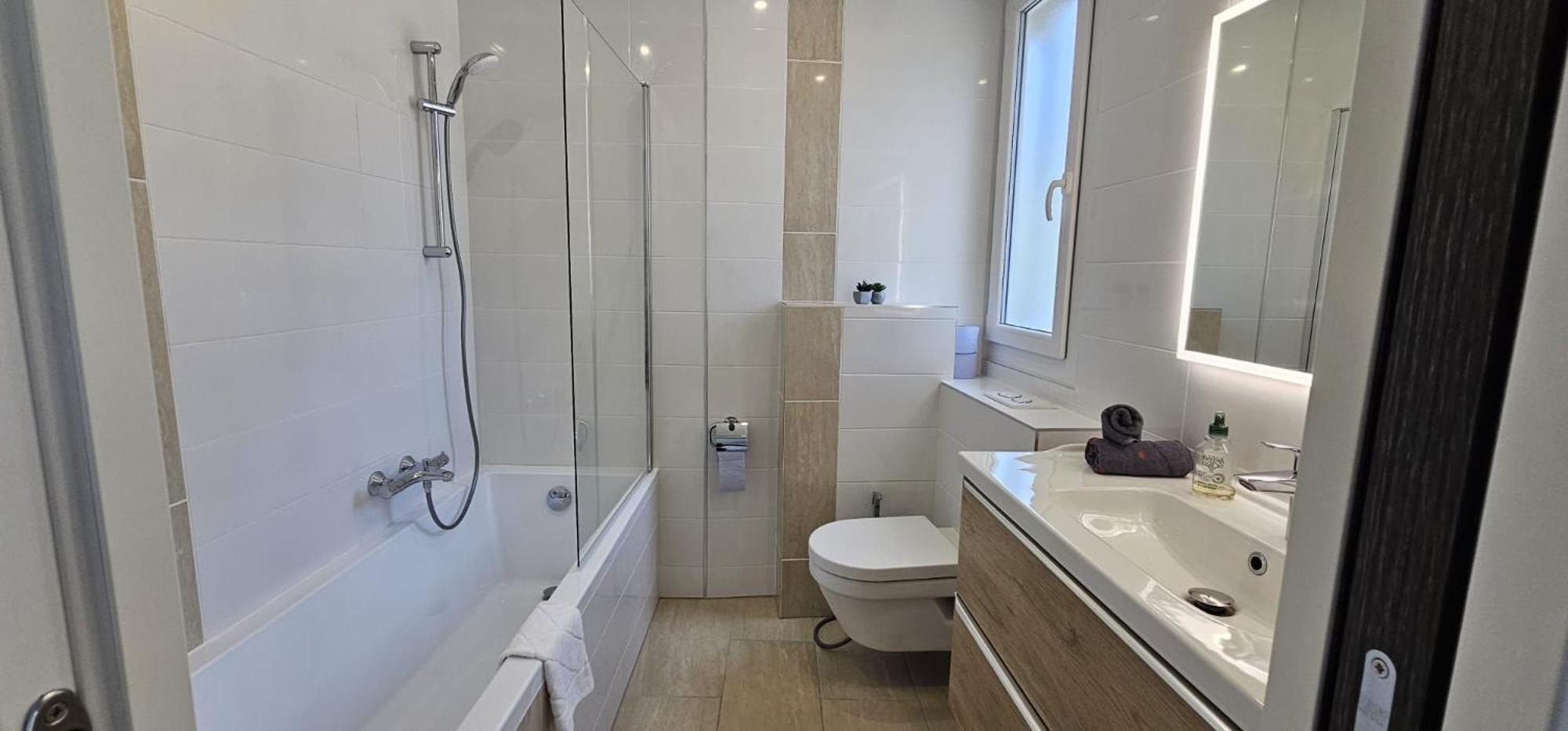 Chambre Parentale , Salle De Bain Privee, Acces Plages & Vue Mer Du Salon Dans Appartement Partage Chez L'Habitant ,, Master Bedroom, Private Bathroom, Beach Access & Sea View Cannes Kültér fotó